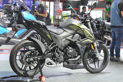 国产街车街拍帅气视频,街拍视频中的帅气瞬间